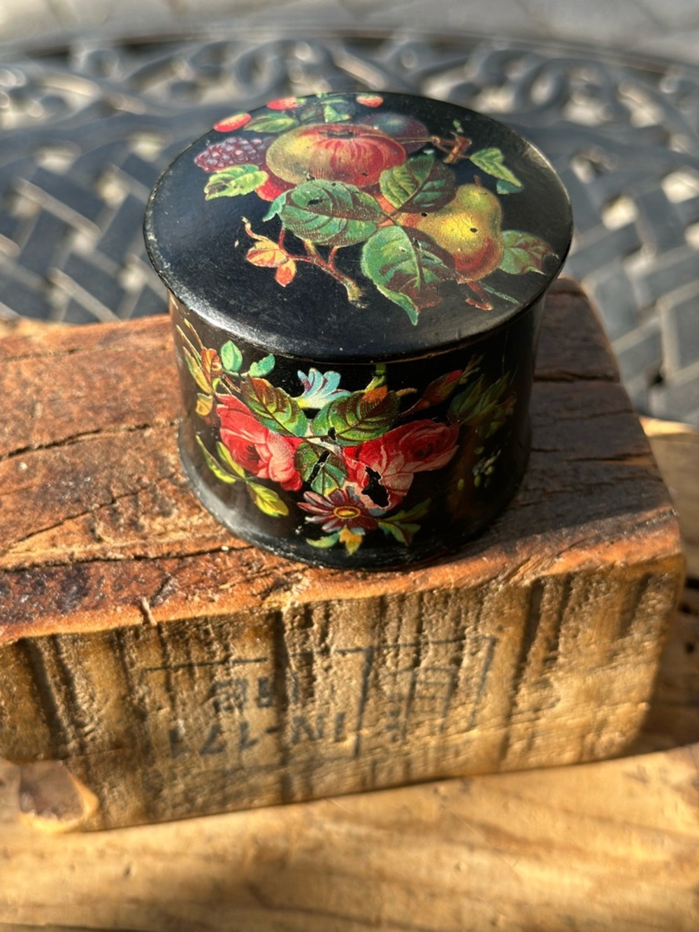 Vintage Black Lacquer Trinket Box Floral Fruit Papier Mache or Wood Cottage - Picture 9 of 10